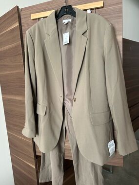 Topshop Women’s Taupe Relaxed Fit Suit Single button Blazer, side button pants.